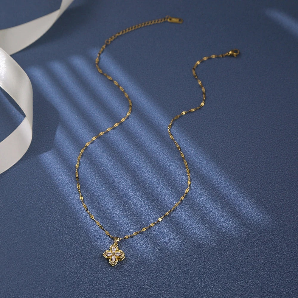 Collana a forma di fiore a quattro petali rotante