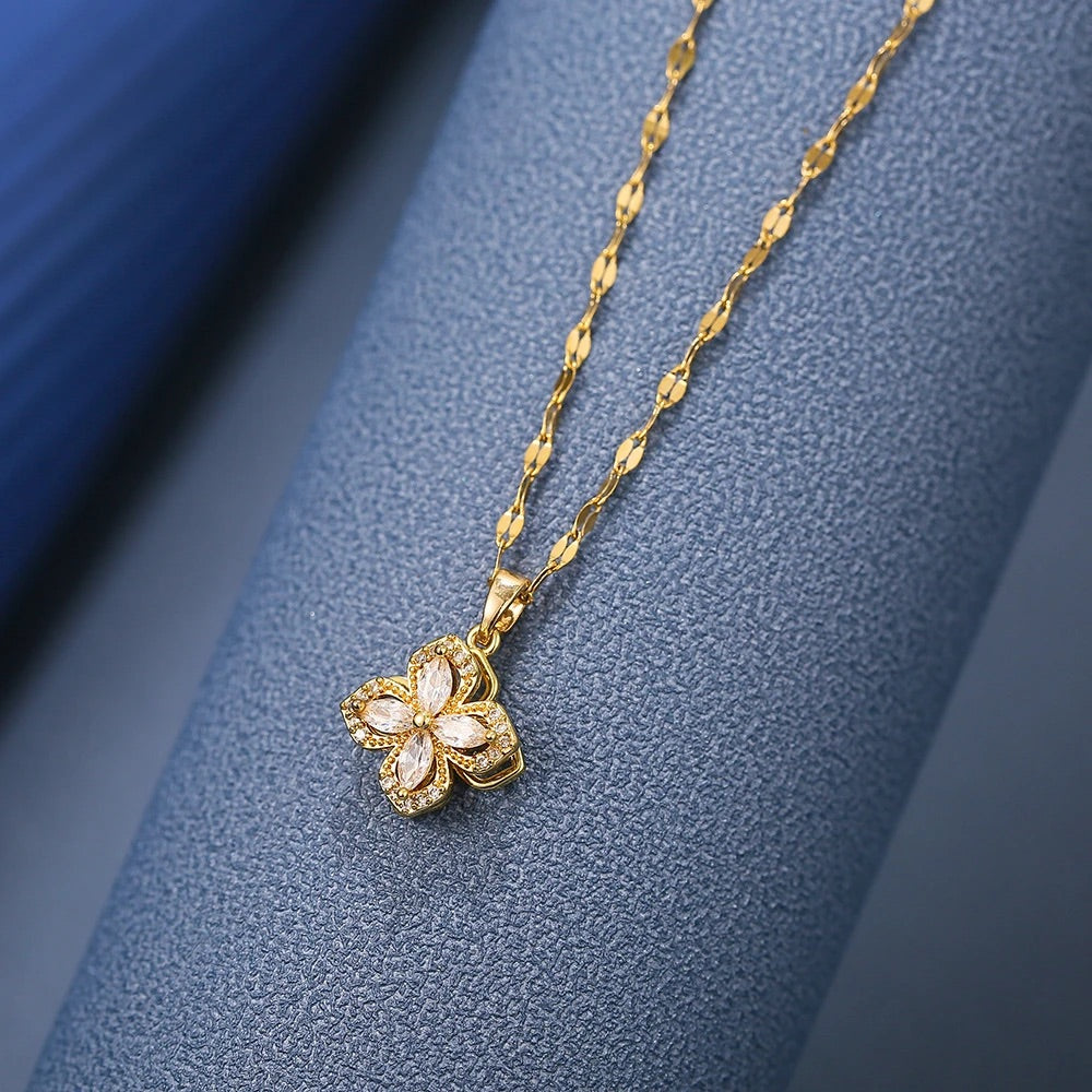 Collana a forma di fiore a quattro petali rotante